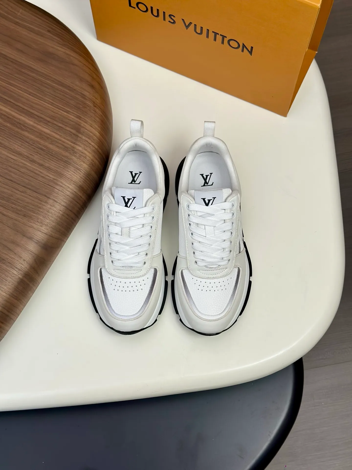 [L Family] Top P: 840💰 Size: 39-44 (38.45 can be customized) Lujia new color matching men's 🧍‍♂️trainer sneakers, this LV Trainer sneaker is made of soft grained calfskin, showing pure colors, the brand was born in 1854, the designer's handwritten brand logo is embellished on one side, virgil Designed by abloh himself, it is a very commemorative sneaker, the new LV Louis Vuitton trainer sneaker low casual sports culture versatile basketball shoes